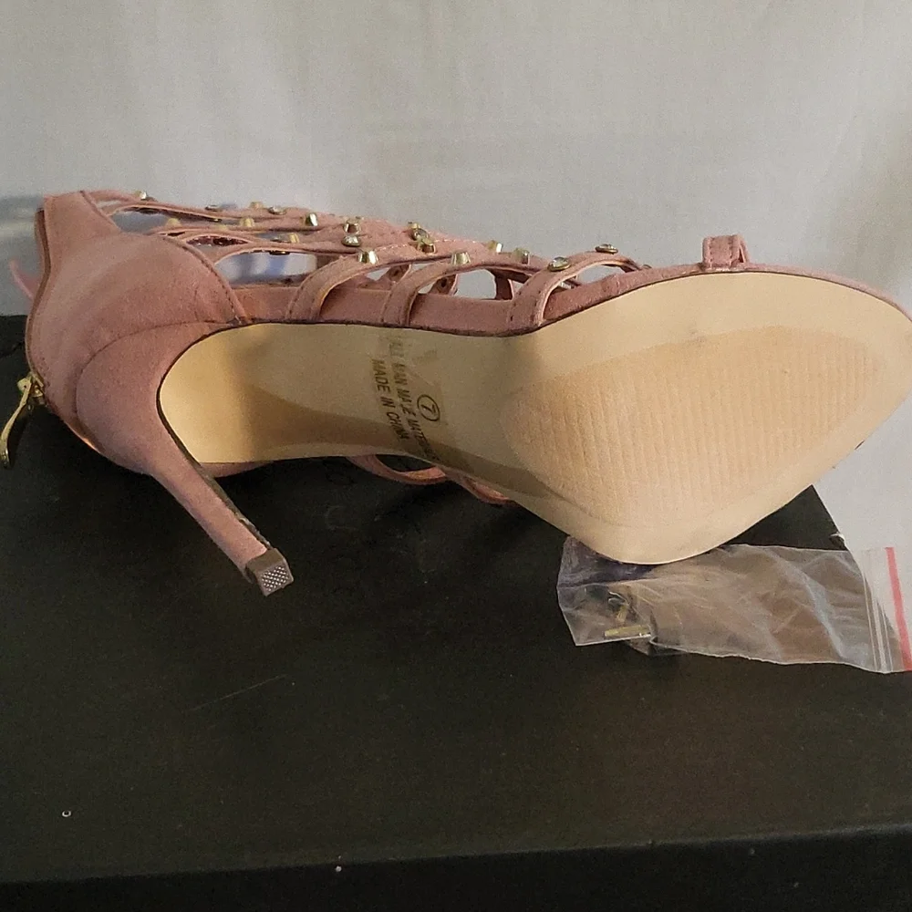 Pink stilettos, with studs - Picture 4 of 4